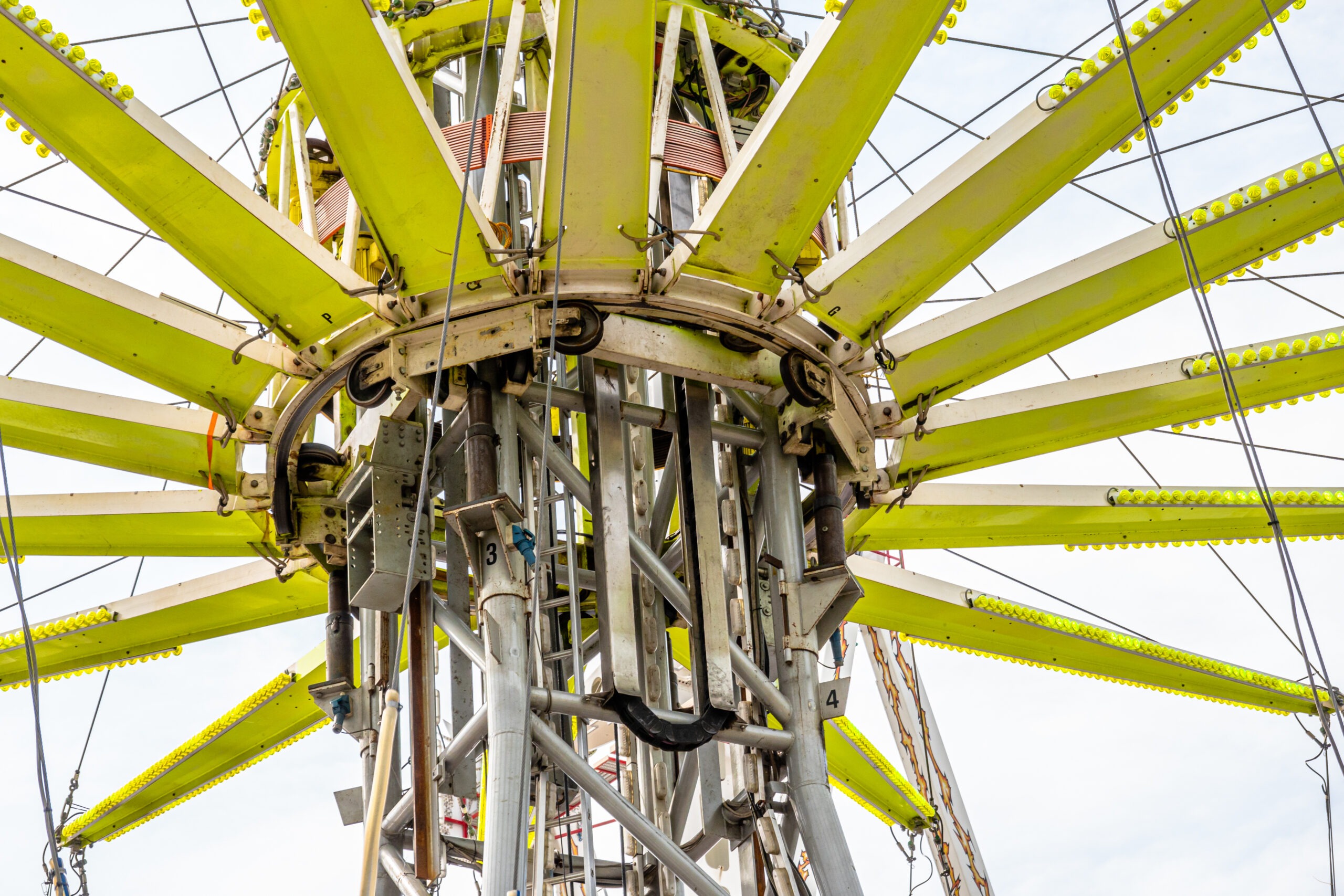 Fun fair ride hydraulics